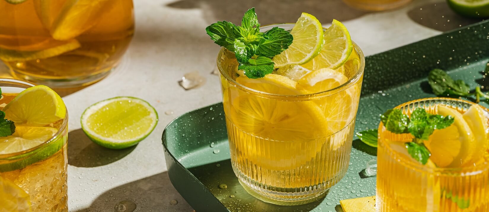 стакан со льдом, дольками лимона и мятой