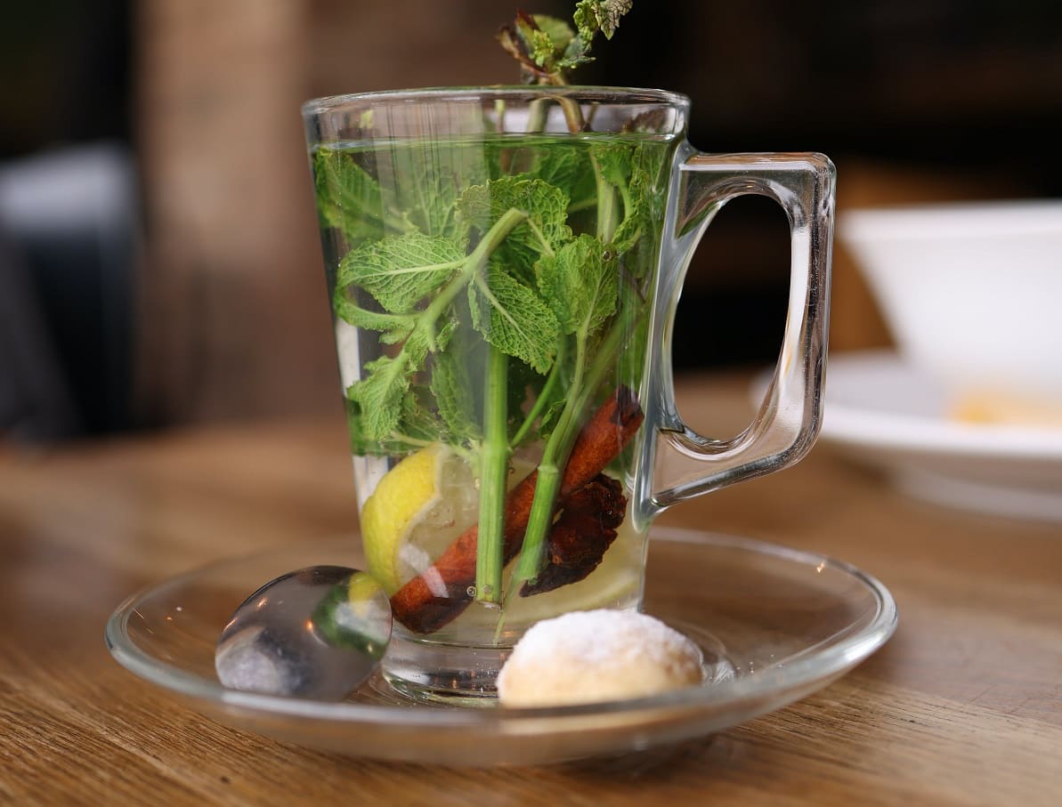 прозрачная чашка с травяным чаем